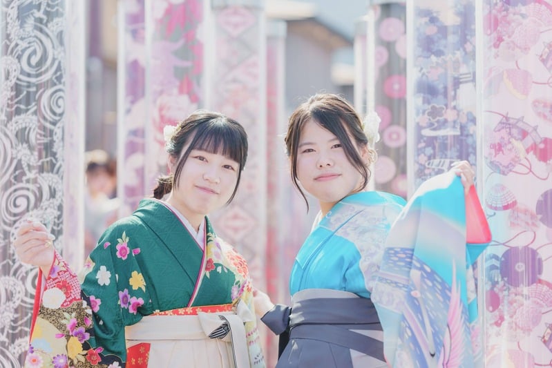神社の境内での成人式前撮り出張撮影の作例2