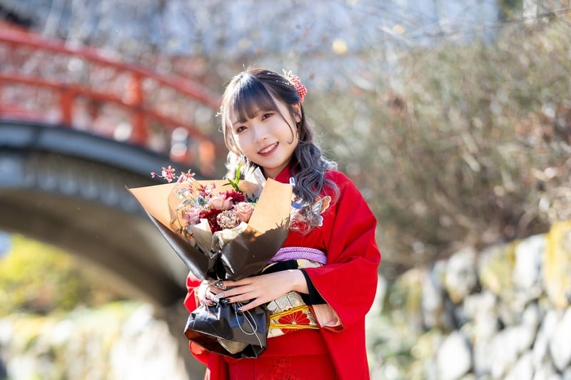 神社の境内での成人式前撮り出張撮影の作例4