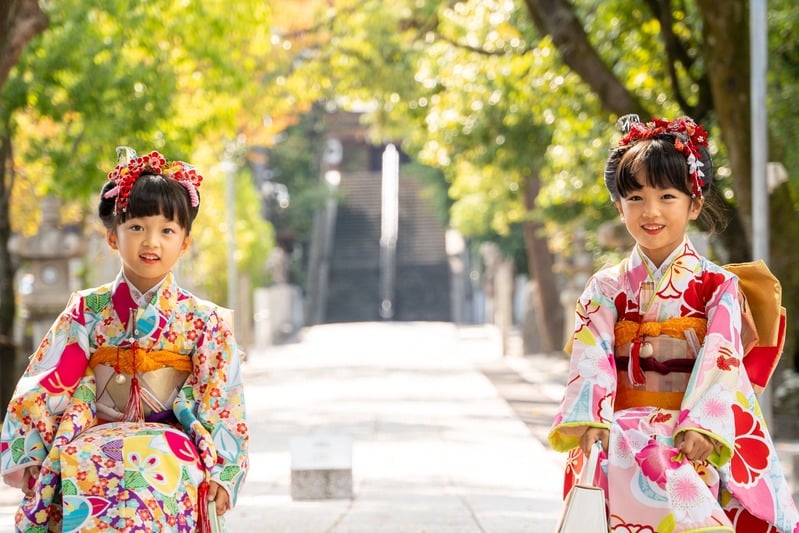 神社の境内での七五三出張撮影の作例2