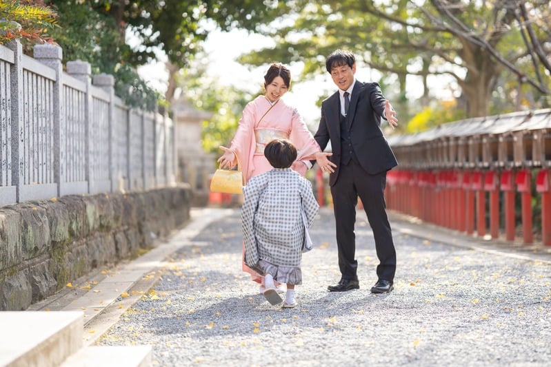 神社の境内での七五三出張撮影の作例9